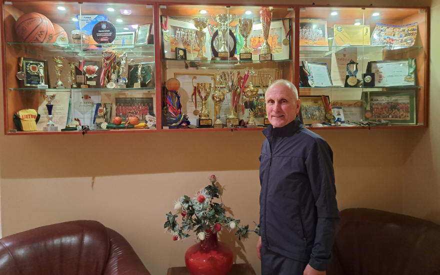 Krepšininkas Algirdas Lingė prie apdovanojimų